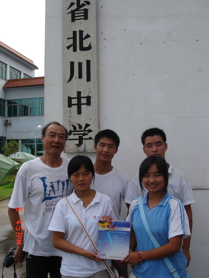 志愿者胡向云老师和北川中学的学生